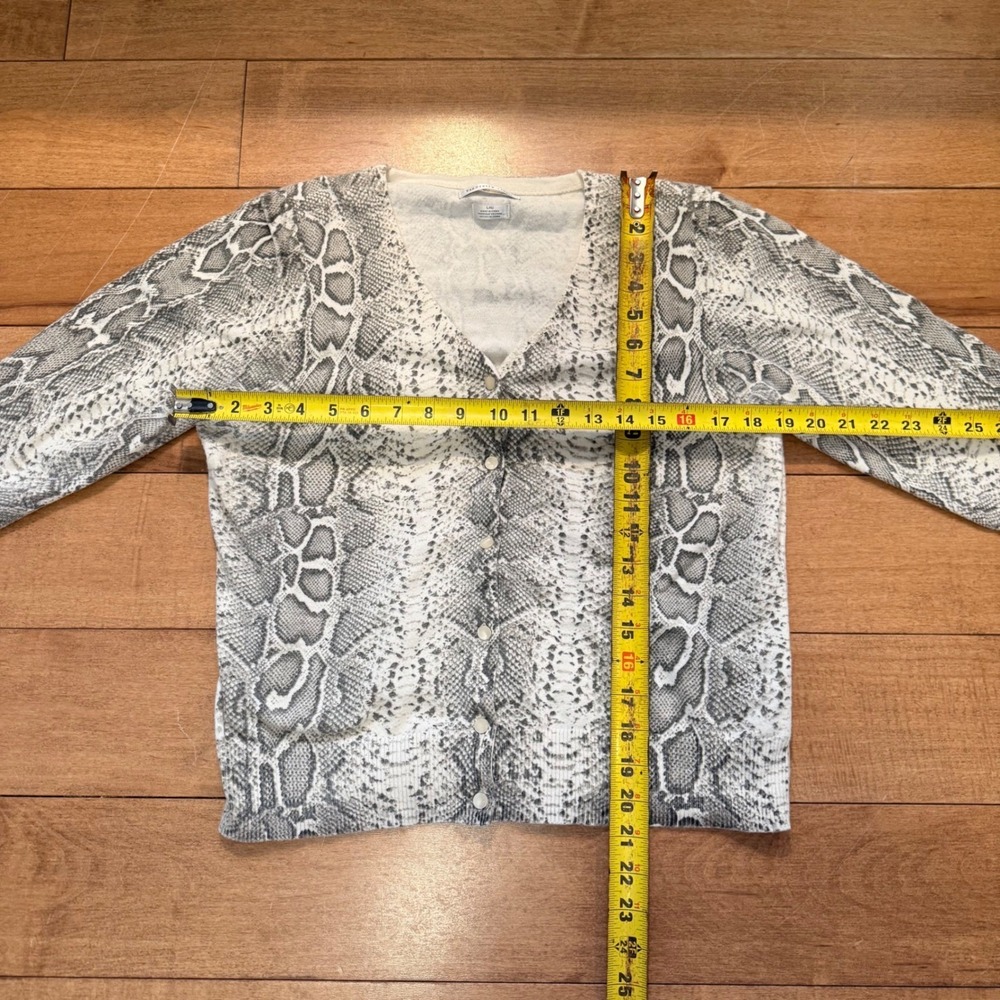 Van Heusen Cardigan Womens L Grey Snakeskin Print V-Neck Button Front Sweater - Picture 4 of 5